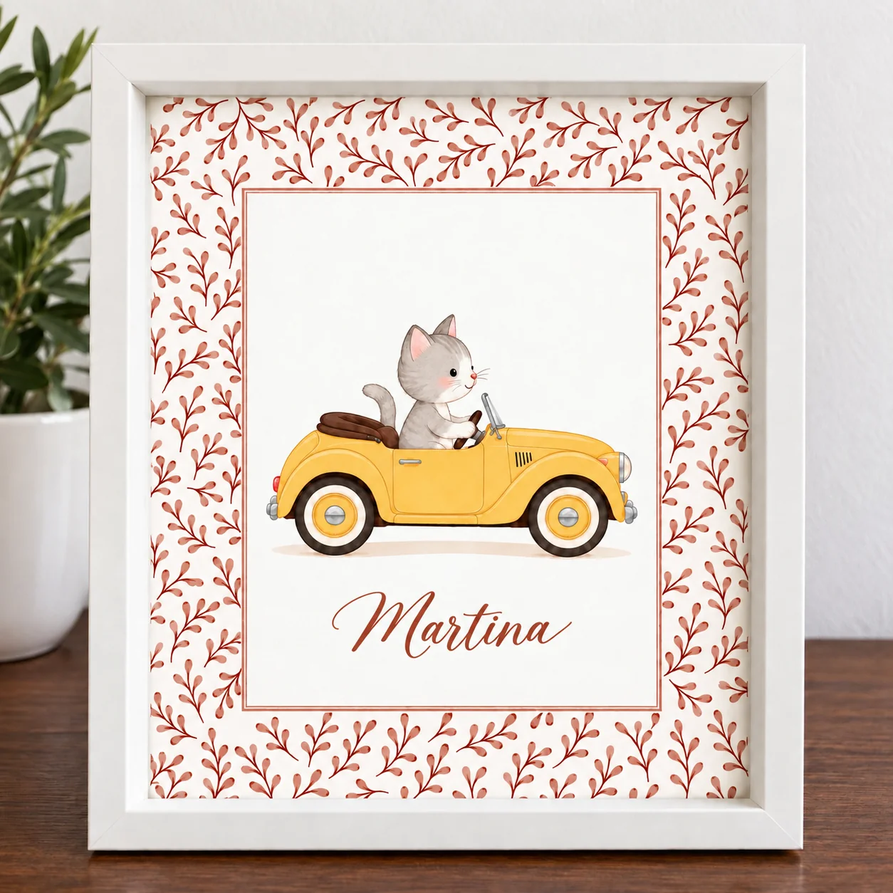 Lámina infantil animalito en coche: gatito gris conduciendo un coche amarillo con el nombre Martina y hojas terracota