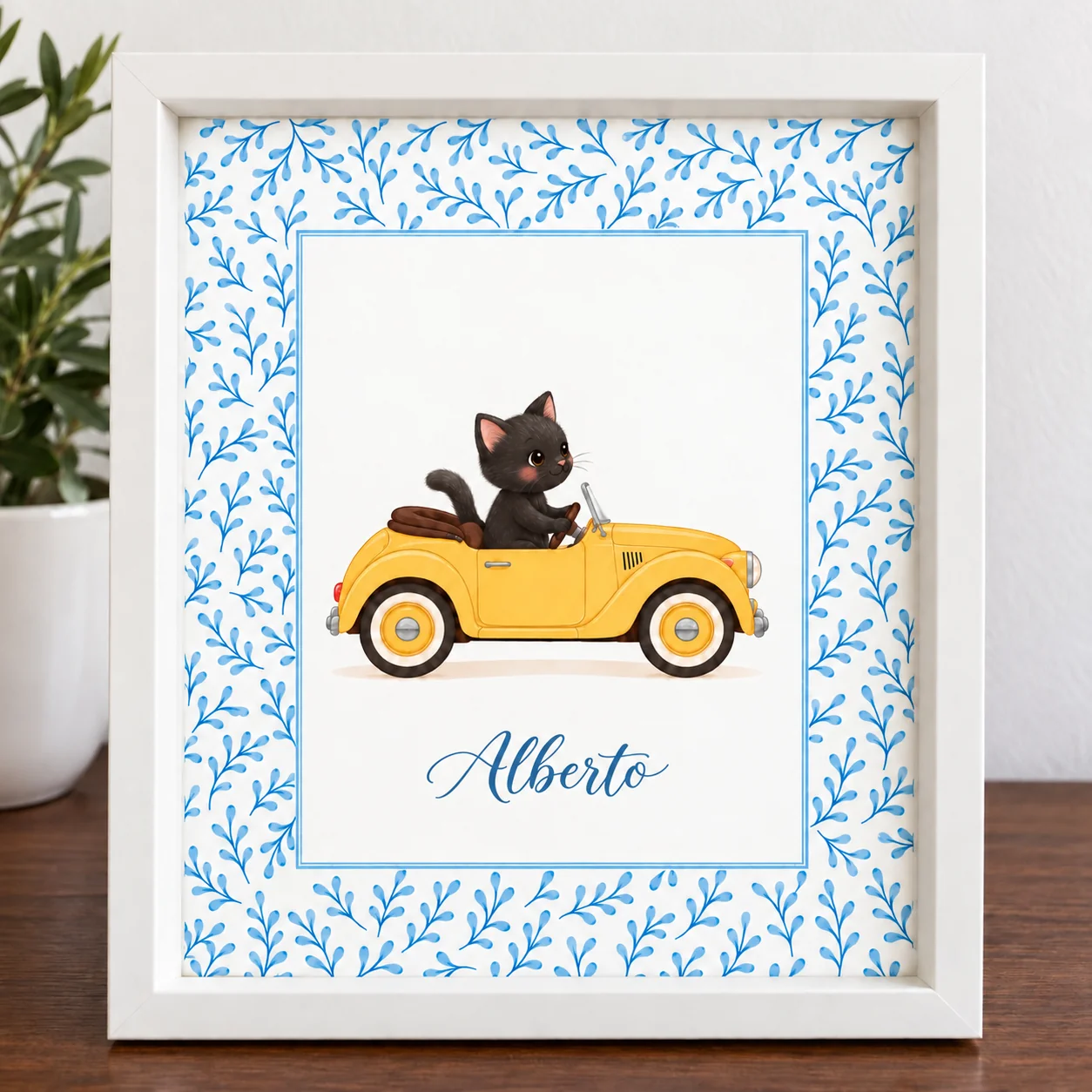 Lámina infantil animalito en coche: gatito negro en coche amarillo con el nombre Alberto y hojas azul cielo, en marco blanco