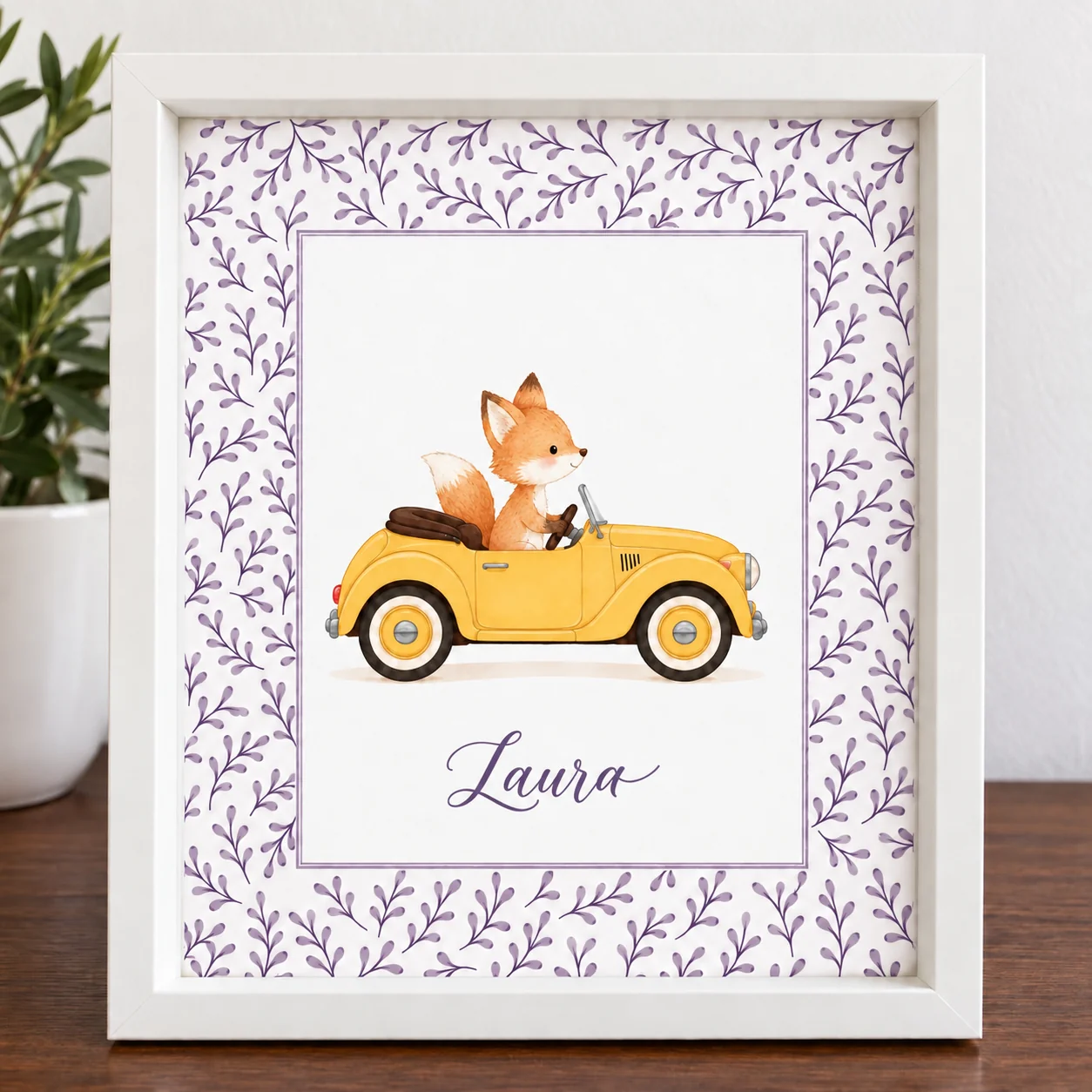 Lámina infantil personalizada de un zorrito conduciendo un coche amarillo con el nombre Laura y hojas lavanda