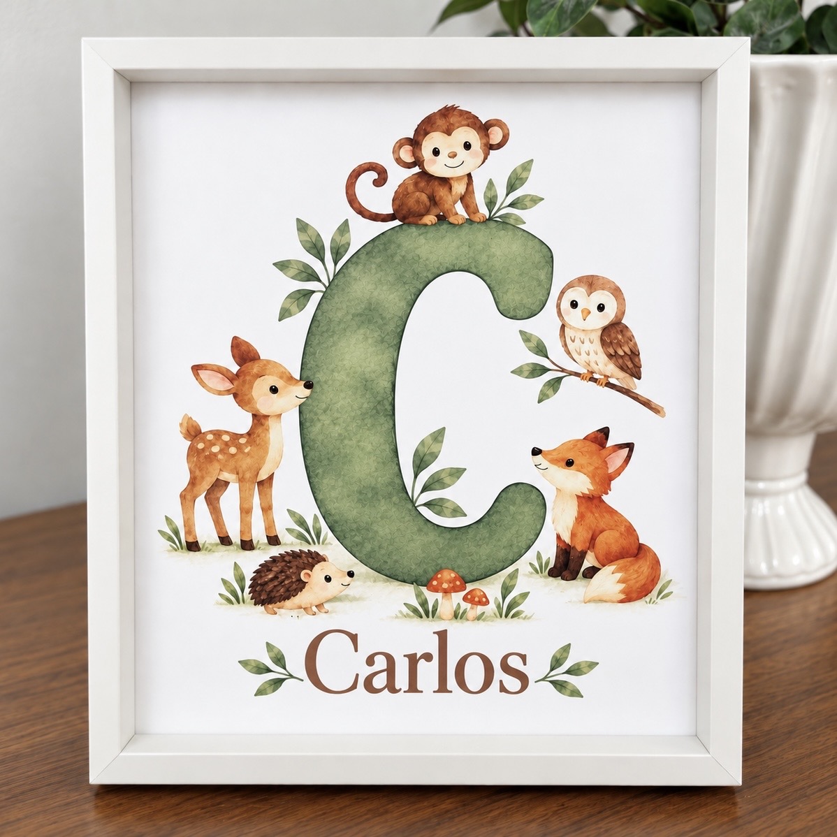 Lámina infantil personalizada con inicial C y nombre Carlos con cervatillo, zorro, búho y erizo en estilo acuarela