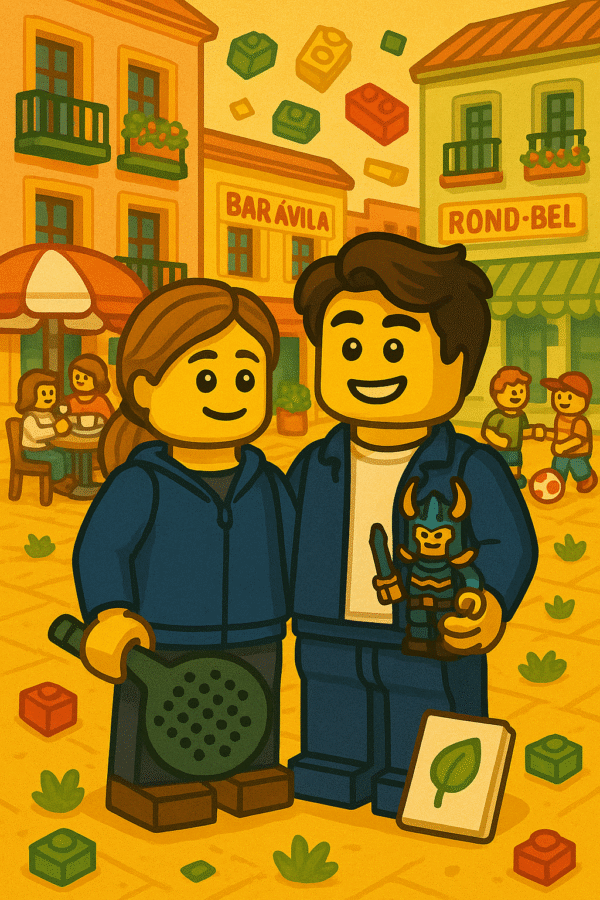 Lámina personalizada estilo LEGO de pareja con pala de pádel y figura Ninjago, ambientada en plaza con Bar Ávila y Rondel