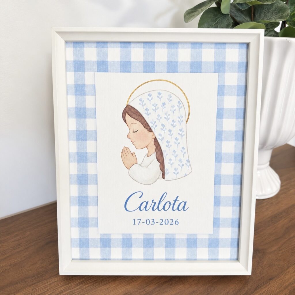 Lámina virgen infantil personalizada con nombre y fecha sobre fondo vichy azul en marco blanco