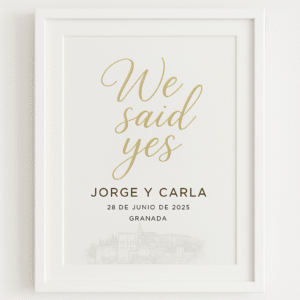 Lámina “We said yes” con nombres, fecha y ciudad