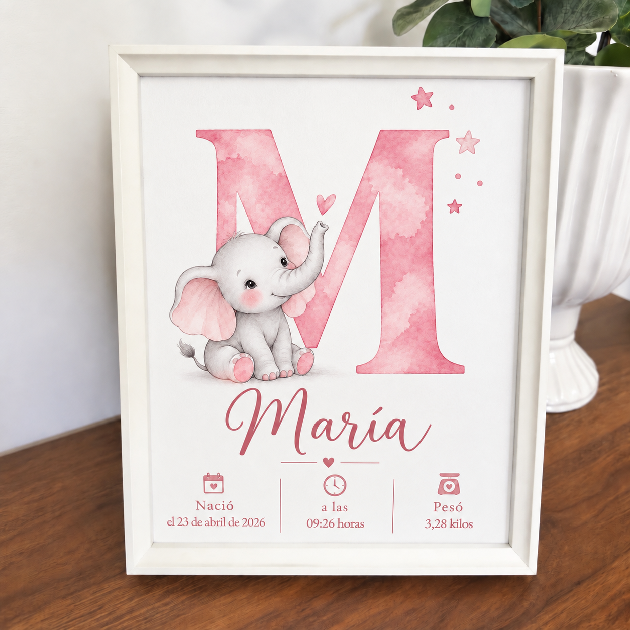 Lámina de nacimiento personalizada con inicial M y elefante en acuarela rosa, enmarcada en blanco
